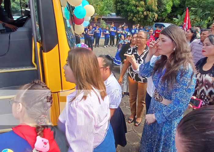 Foto: Nuevos buses para la Escuela Melania Morales / TN8