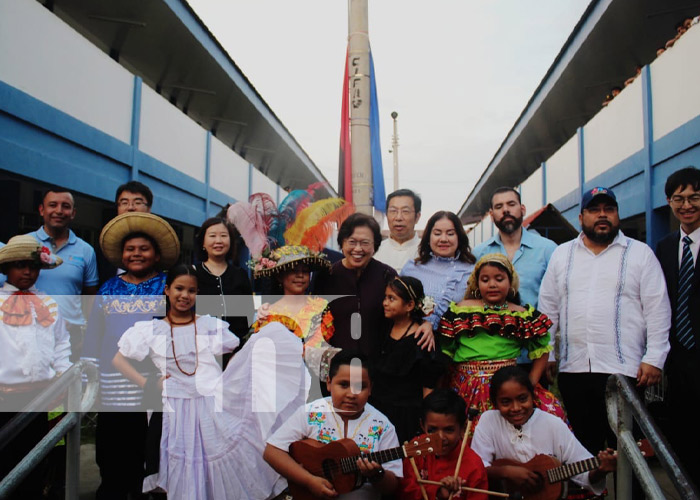 Foto: Visita de Huang Xiaowei a la Escuela Cristóbal Rugama de Masaya / TN8