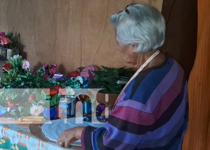 Foto: Doña Marfa y sus manualidades con coronas desde Matagalpa / TN8