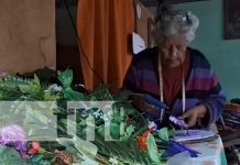 Foto: Doña Marfa y sus manualidades con coronas desde Matagalpa / TN8