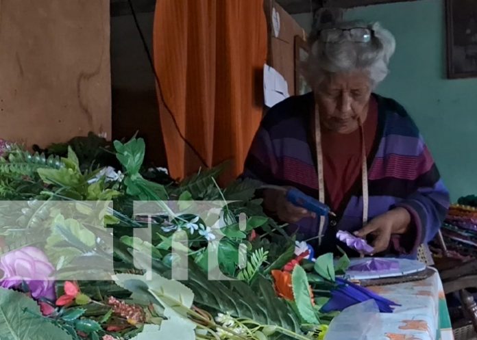 Foto: Doña Marfa y sus manualidades con coronas desde Matagalpa / TN8