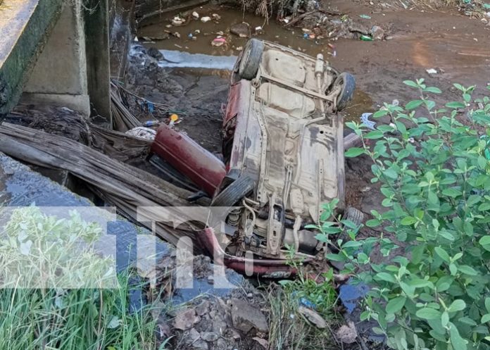 Foto: Vehículo se precipita al fondo de un cauce en Ciudad Sandino / TN8