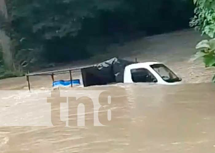 Foto: Camión arrastrado por una corriente en una comunidad de Rivas / TN8