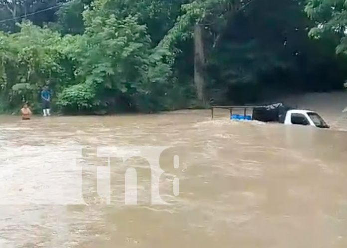 Foto: Camión arrastrado por una corriente en una comunidad de Rivas / TN8