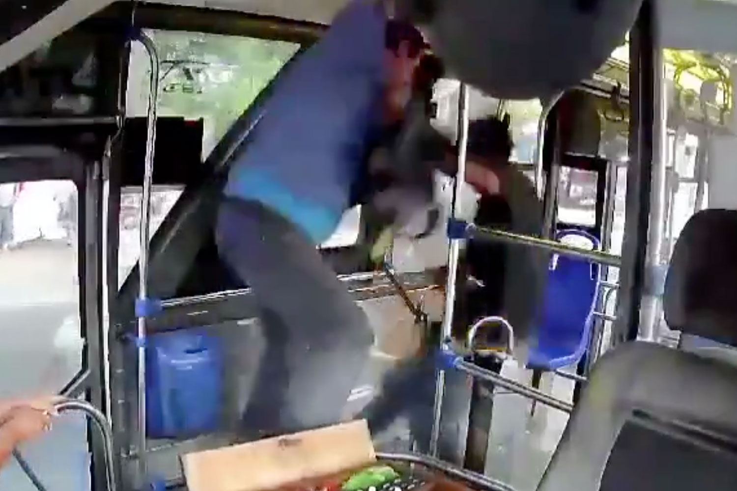 Foto/ Delincuencia en Ecuador no puede con chofer de bus/ Cortesía