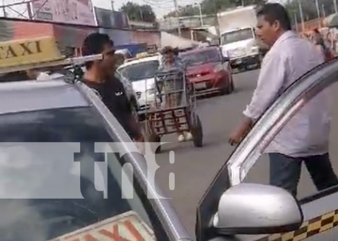 Foto: Pleito de taxistas en el Mercado Oriental, popular mercado en Managua, Nicaragua / TN8