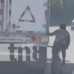 Foto: Ciclista comete imprudencia en la Cuesta El Plomo / TN8