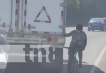 Foto: Ciclista comete imprudencia en la Cuesta El Plomo / TN8