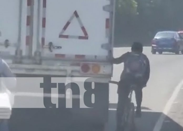 Foto: Ciclista comete imprudencia en la Cuesta El Plomo / TN8