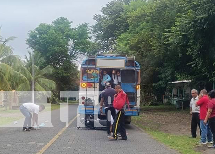 Foto: Accidente de moto contra bus en Altagracia, Ometepe / TN8