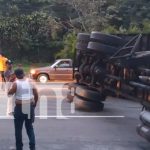 Foto: Camión cargado de verduras se vuelca en la Carretera Panamericana Sur, en Diriamba la alta velocidad, una posible causa del accidente/TN8