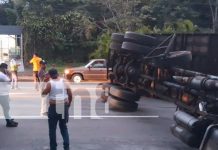 Foto: Camión cargado de verduras se vuelca en la Carretera Panamericana Sur, en Diriamba la alta velocidad, una posible causa del accidente/TN8