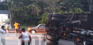 Foto: Camión cargado de verduras se vuelca en la Carretera Panamericana Sur, en Diriamba la alta velocidad, una posible causa del accidente/TN8