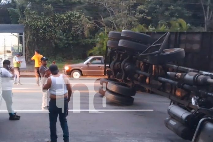 Foto: Camión cargado de verduras se vuelca en la Carretera Panamericana Sur, en Diriamba la alta velocidad, una posible causa del accidente/TN8