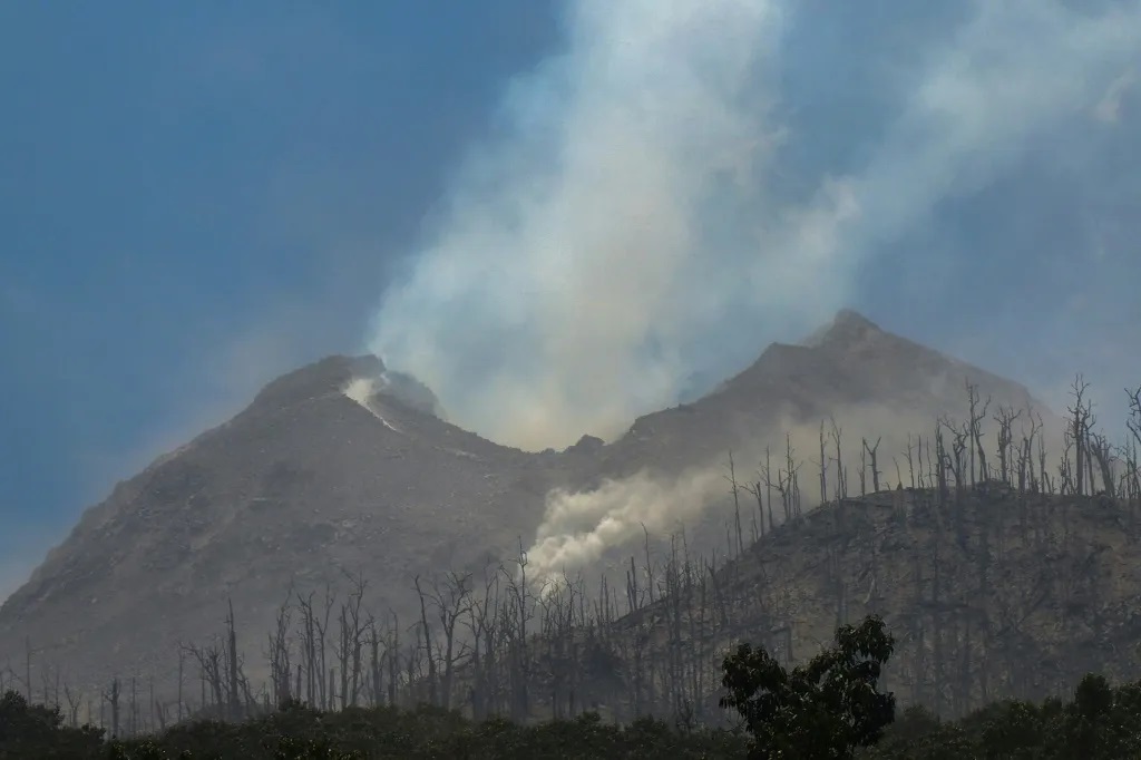 Foto: La erupción de un volcán en Indonesia deja 10 muertos y causa evacuaciones