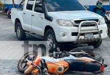 Foto: Motociclista grave en Juigalpa tras cruzar una intersección. El impacto con una camioneta le provocó una fractura en la pierna/TN8