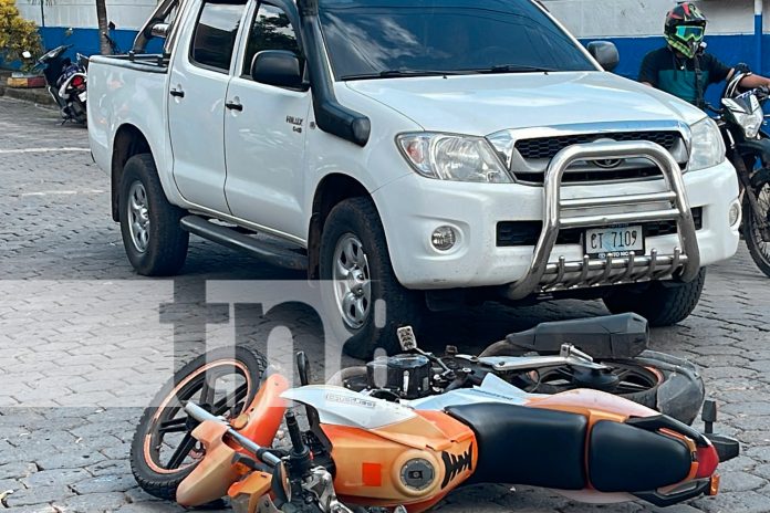 Foto: Motociclista grave en Juigalpa tras cruzar una intersección. El impacto con una camioneta le provocó una fractura en la pierna/TN8