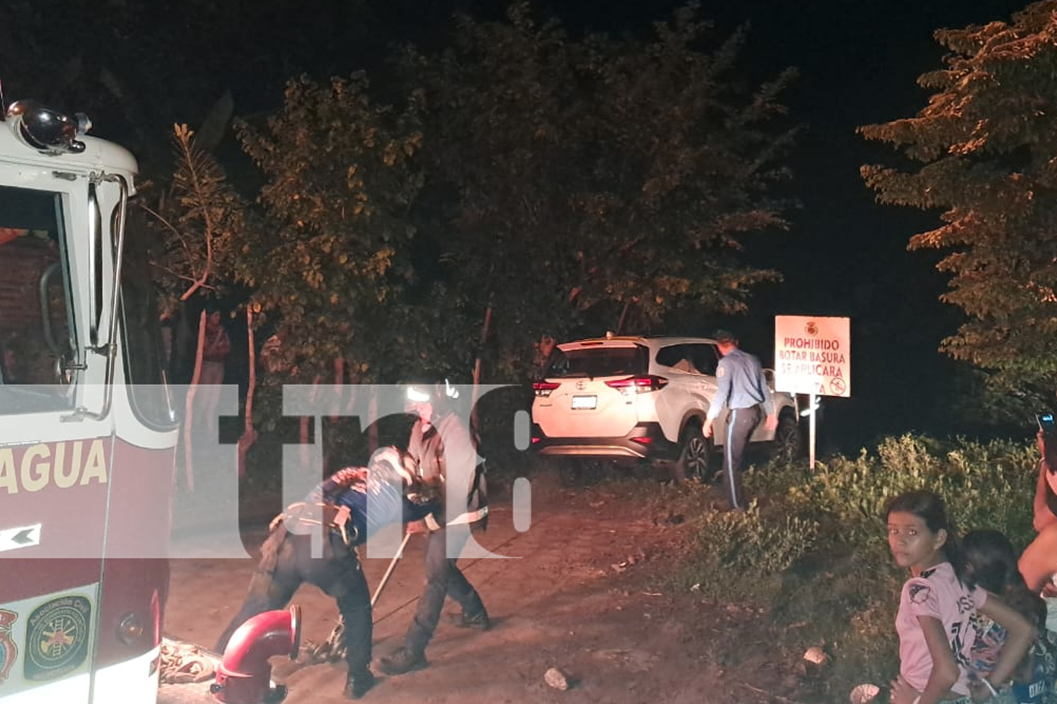 Foto: ¡Milagro en Granada! Conductor ebrio cae en un cauce en el barrio "El Cañalito" y sale ileso. Gracias a los bomberos por el rápido rescate/TN8