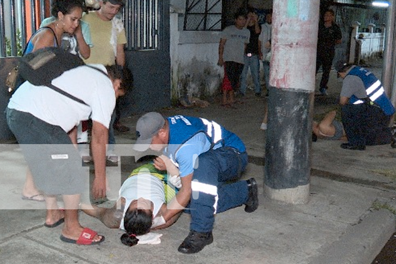 Foto: Cuatro heridos tras volcadura de caponera en Managua. La comunidad ayudó a las víctimas antes de la llegada de paramédicos/TN8