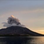 Foto: Volcán en Indonesia lanza columna de cenizas de hasta 10 km