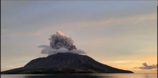 Foto: Volcán en Indonesia lanza columna de cenizas de hasta 10 km