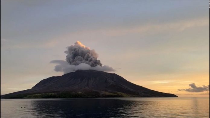 Foto: Volcán en Indonesia lanza columna de cenizas de hasta 10 km