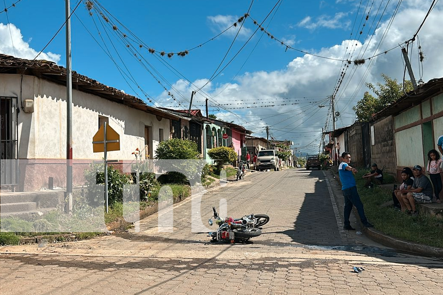 Foto:  motociclistas chocan en Jalapa:  varios herido y daños materiales. Testigos señalan que el responsable no guardó su distancia./TN8