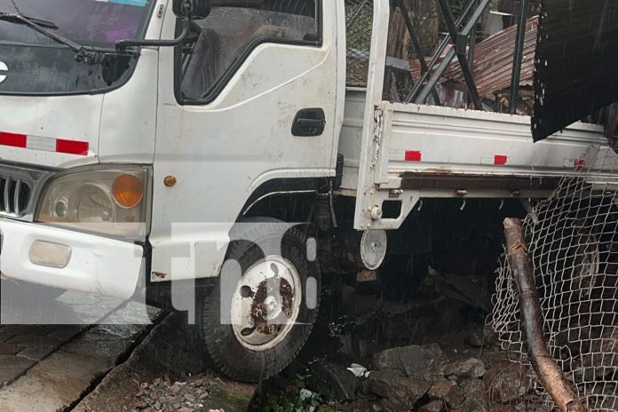 Foto: Camión sin frenos choca contra una vivienda en Las Canoas, Juigalpa. ¡De milagro no hubo heridos! Autoridades investigan la causa./TN8