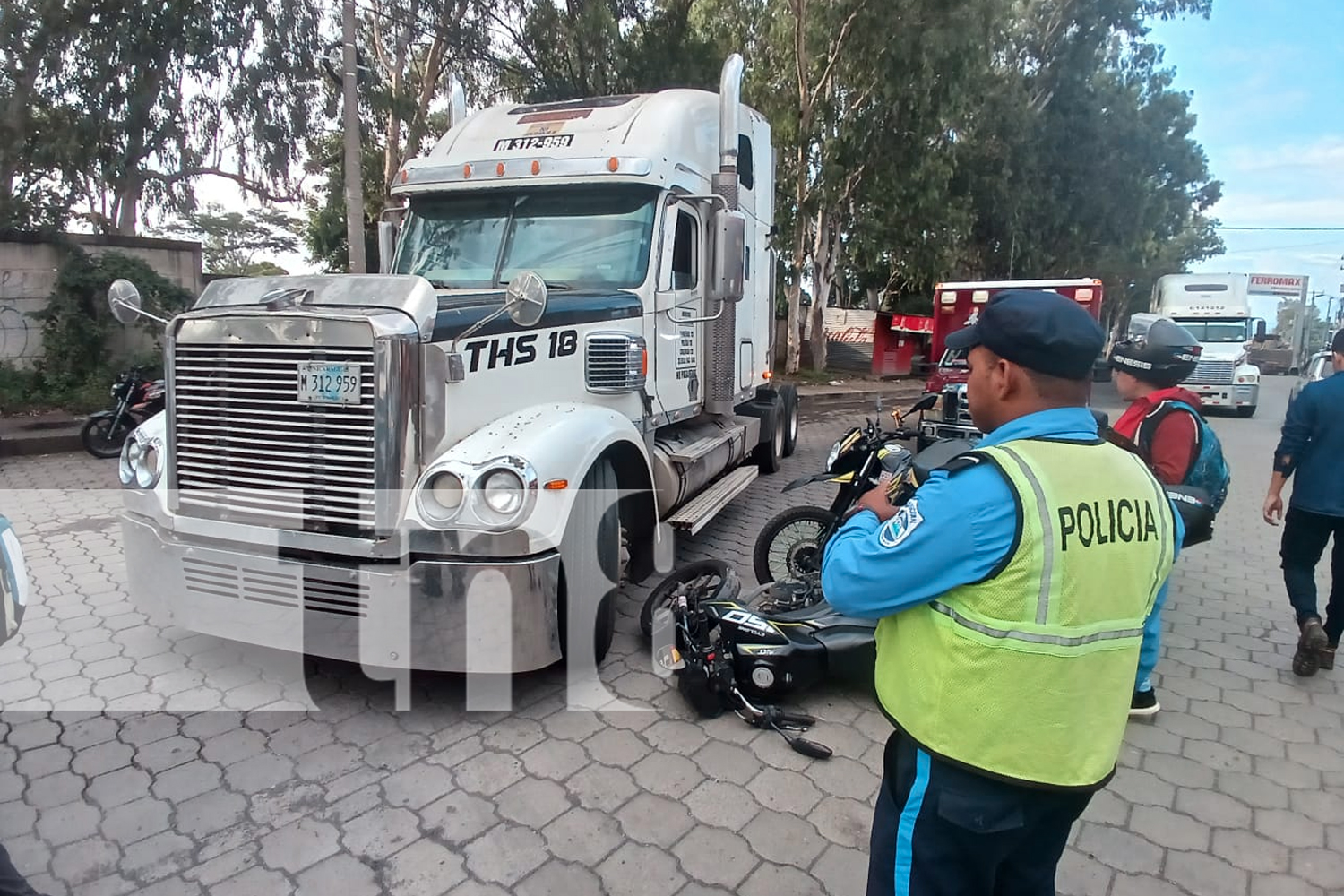 Foto: Milagro en Managua: motociclista sobrevive tras ser impactado por un cabezal/ TN8