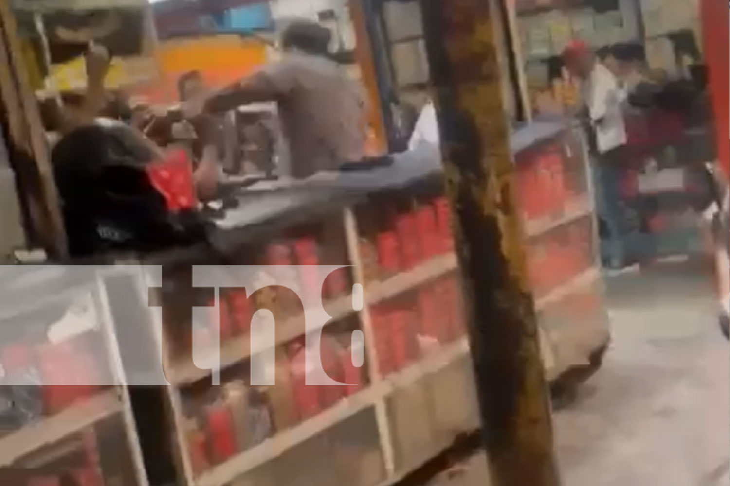 Foto: Escena de lucha libre; Dos sujetos se enfrentan en el Mercado Oriental/ TN8