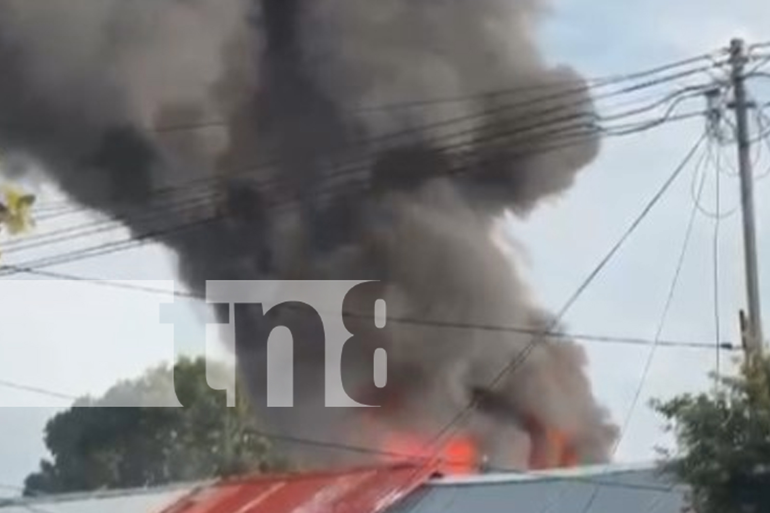 Foto:  Una humilde vivienda de madera y zinc fue destruida por un incendio en Chinandega. Vecinos y autoridades trabajaron para evitar mayores daños/TN8