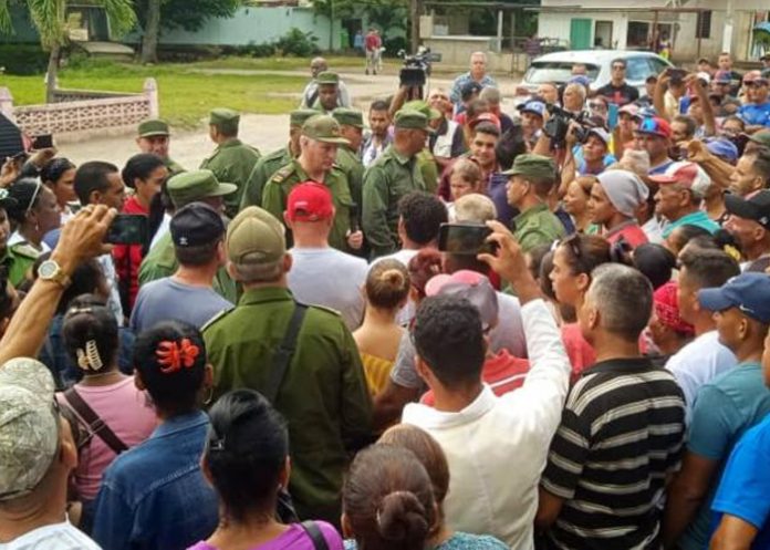 Foto: Presidente cubano supervisa recuperación en áreas afectadas por sismos / Cortesía