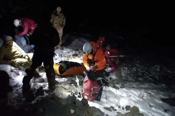 Foto: Rescatan a militar varado en el volcán Lanín tras operativo en condiciones extremas/ Cortesìa