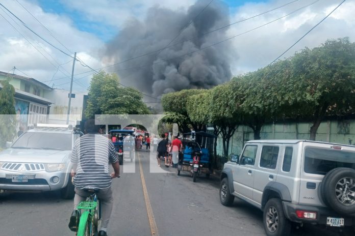 Foto: Voraz incendio en vivienda de dos plantas en Managua deja enseres reducidos a cenizas/TN8