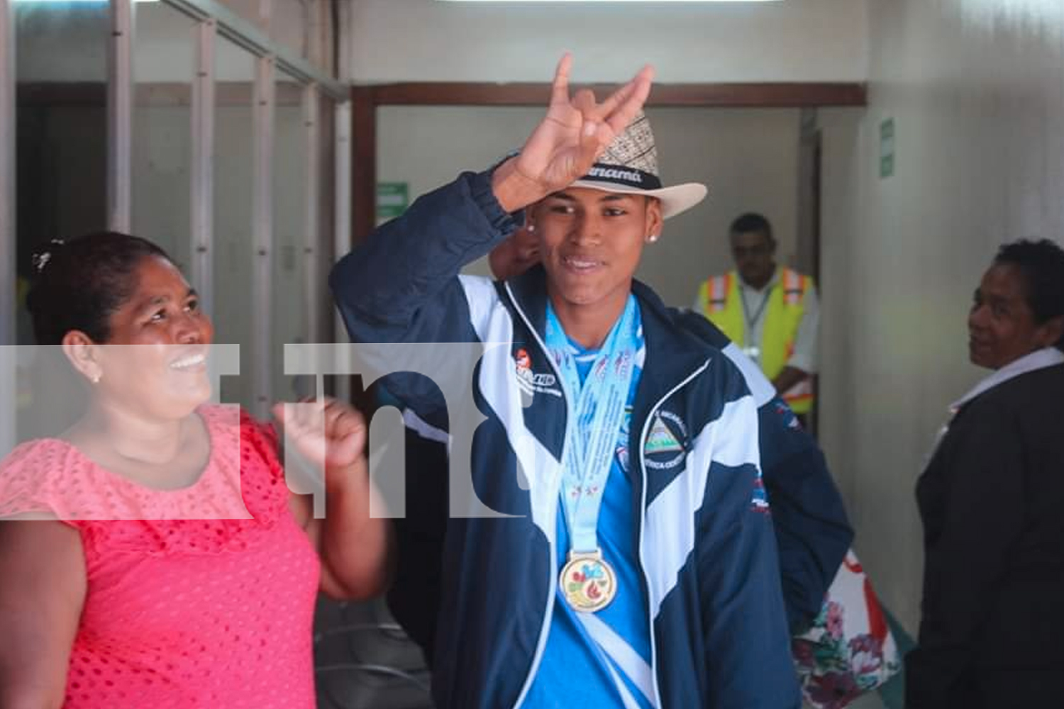 Foto: Bilwi recibe con alegría a Diran Hernández, campeón del atletismo inclusivo en Panamá. ¡Un orgullo que trasciende fronteras! / TN8