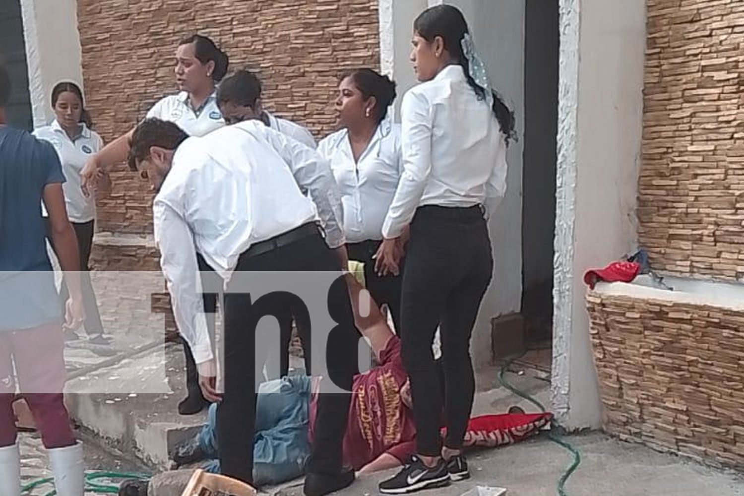 Foto: Grave accidente en Juigalpa: Dos obreros lesionados tras la caída de un andamio en el restaurante El Mirador. /TN8