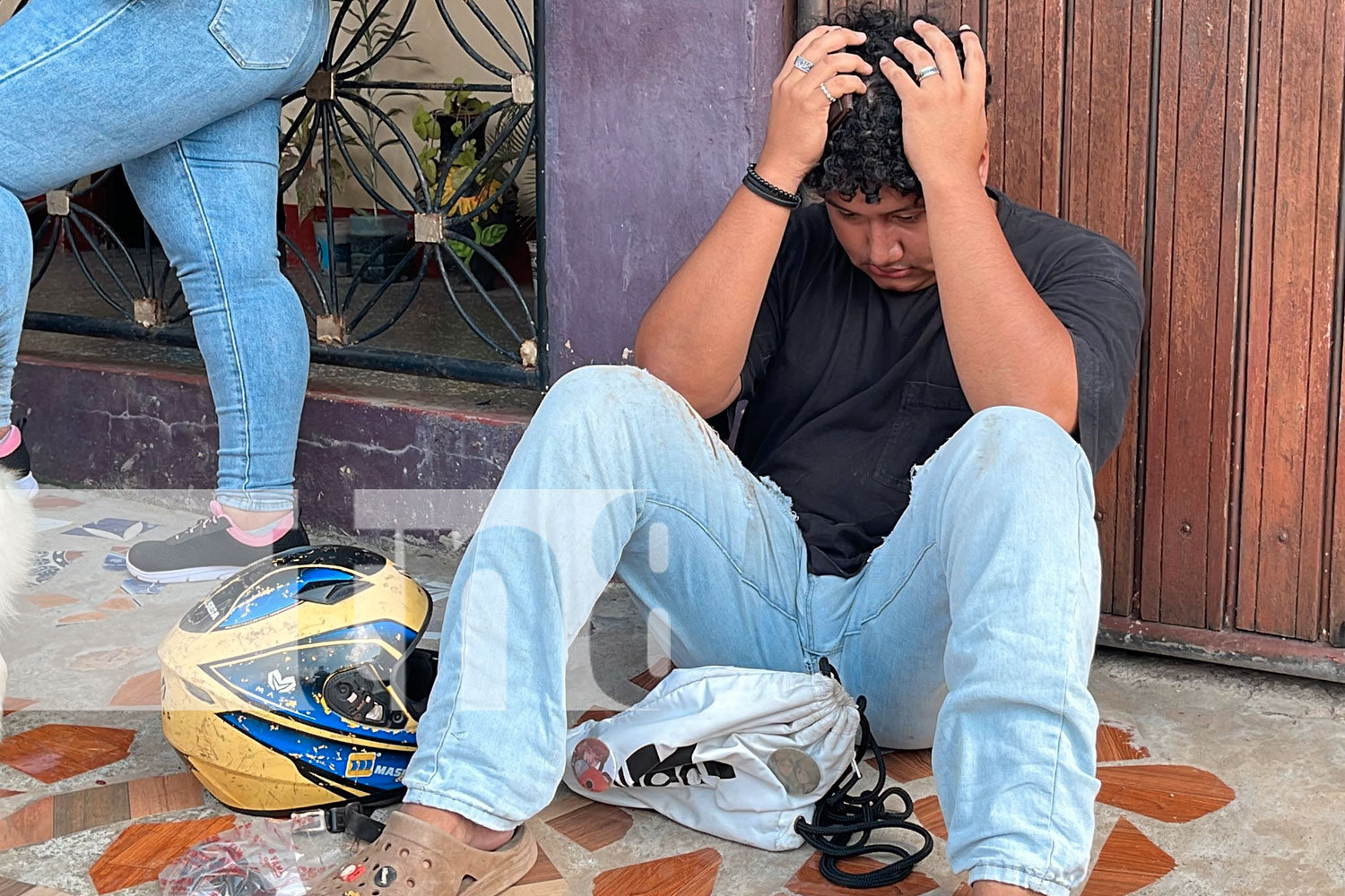 Foto:  Accidente en Juigalpa: Un motociclista y su acompañante chocan contra un camión estacionado frente al Colegio Floresmilda. /TN8