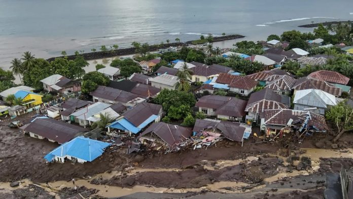 Foto: Inundaciones en Indonesia dejan 16 muertos y 7 desaparecidos