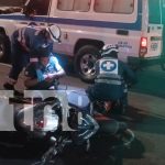 Foto: Grave accidente en los semáforos del Parque de Feria, Managua: motociclista resulta seriamente lesionado tras invasión de carril./TN8