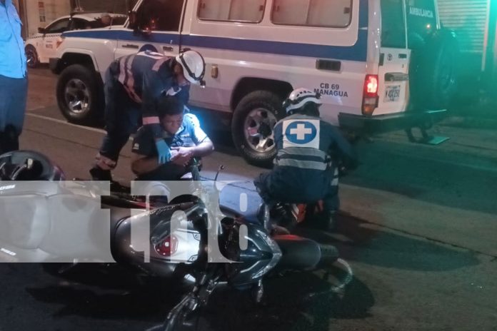 Foto: Grave accidente en los semáforos del Parque de Feria, Managua: motociclista resulta seriamente lesionado tras invasión de carril./TN8