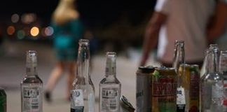 Foto: Laos investiga caso de envenenamiento por alcohol en fiesta turística / Cortesía