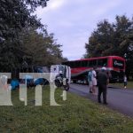 Foto: Camión lechero impacta contra un bus en Nueva Guinea /TN8