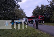 Foto: Camión lechero impacta contra un bus en Nueva Guinea /TN8