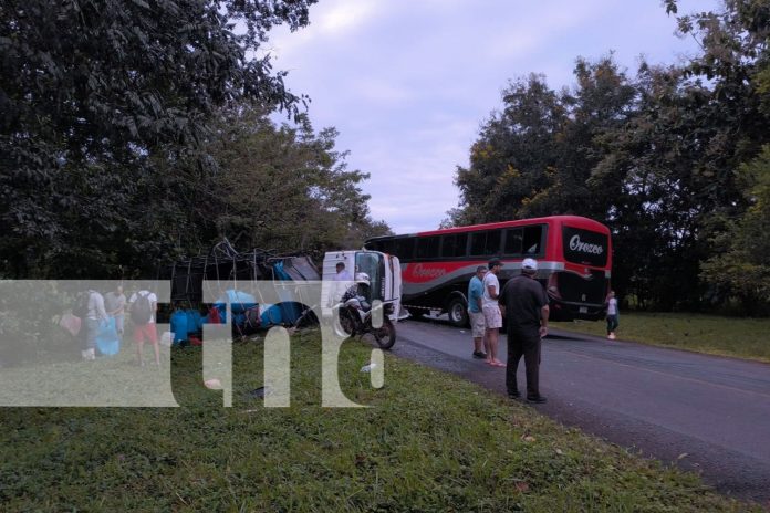 Foto: Camión lechero impacta contra un bus en Nueva Guinea /TN8