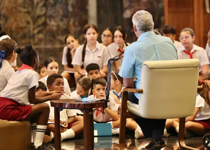 Foto]: ¡Compromiso con la niñez! presidente de Cuba dialoga con jóvenes pioneros / Cortesía