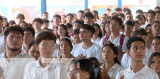 Foto: entrega oficial del bono presidencial a los estudiantes de último año/TN8