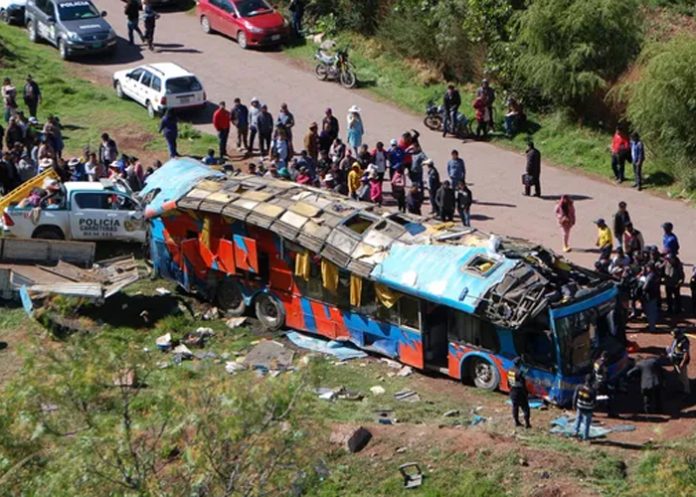 Foto: Desplome de autobús en Perú deja al menos siete muertos / Cortesía