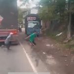 Foto: A fajazos reprenden a menores que iban colgados de una rastra en Carretera Norte/TN8