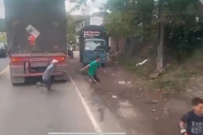 Foto: A fajazos reprenden a menores que iban colgados de una rastra en Carretera Norte/TN8