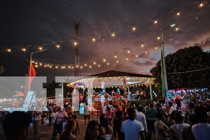 Foto: Encendido de luces navideñas en el parque municipal Rubén Darío de Bilwi/TN8